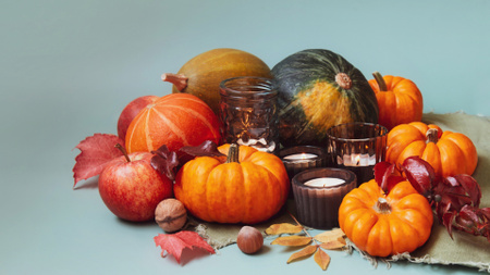 Ontwerpsjabloon van Zoom Background van Herfststemming met rijpe pompoenen en kaarsen