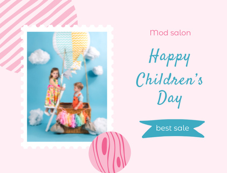 Gyereknapi köszöntés a gyerekekkel rózsaszín léggömbben Postcard 4.2x5.5in tervezősablon