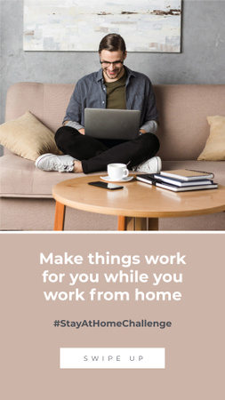 #StayAtHomeChallenge Homem com laptop trabalhando no sofá Instagram Story Modelo de Design