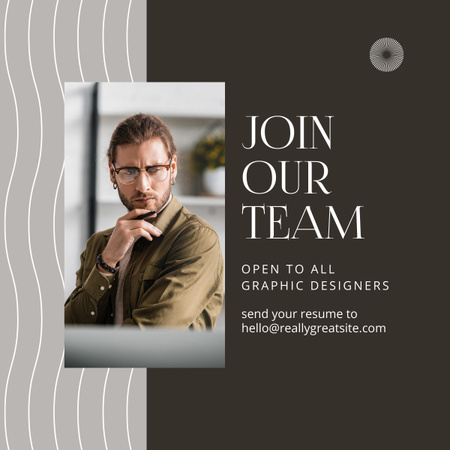 Plantilla de diseño de Anuncio de contratación de diseñadores gráficos en Brown LinkedIn post 