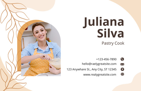 Platilla de diseño Smiling Woman Pastry Cook Business Card 85x55mm