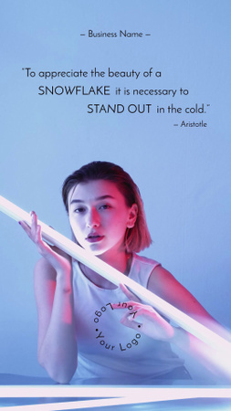 Lainaus lumihiutaleesta kauniin naisen kanssa Instagram Video Story Design Template