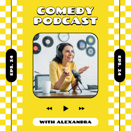 Plantilla de diseño de Episodio de comedia en blog con mujer en estudio de radiodifusión Podcast Cover 