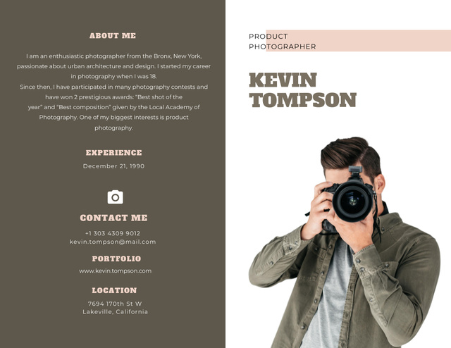 Modèle de visuel Skilled Photographer Services Offer With Camera - Brochure 8.5x11in Bi-fold