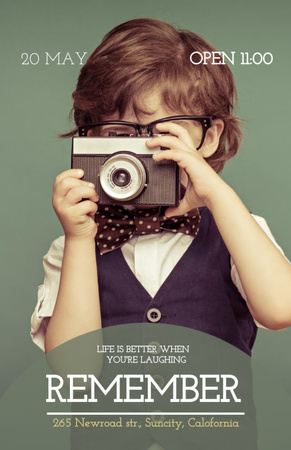 Ontwerpsjabloon van Flyer 5.5x8.5in van Motivational quote with Child taking Photo