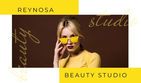 Modèle de visuel Beautiful young girl in sunglasses - Business card