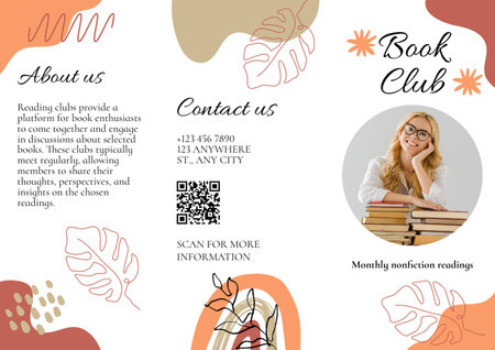 Ontwerpsjabloon van Brochure van Boekenclubuitnodiging met glimlachende vrouw in glazen