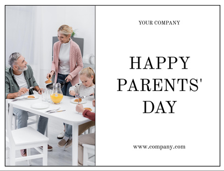 Perhe viettää vanhempienpäivää yhdessä kodikkaassa kodissa Postcard 4.2x5.5in Design Template
