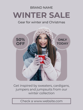 Рождественская сезонная распродажа с женщиной, держащей чашку Poster US – шаблон для дизайна