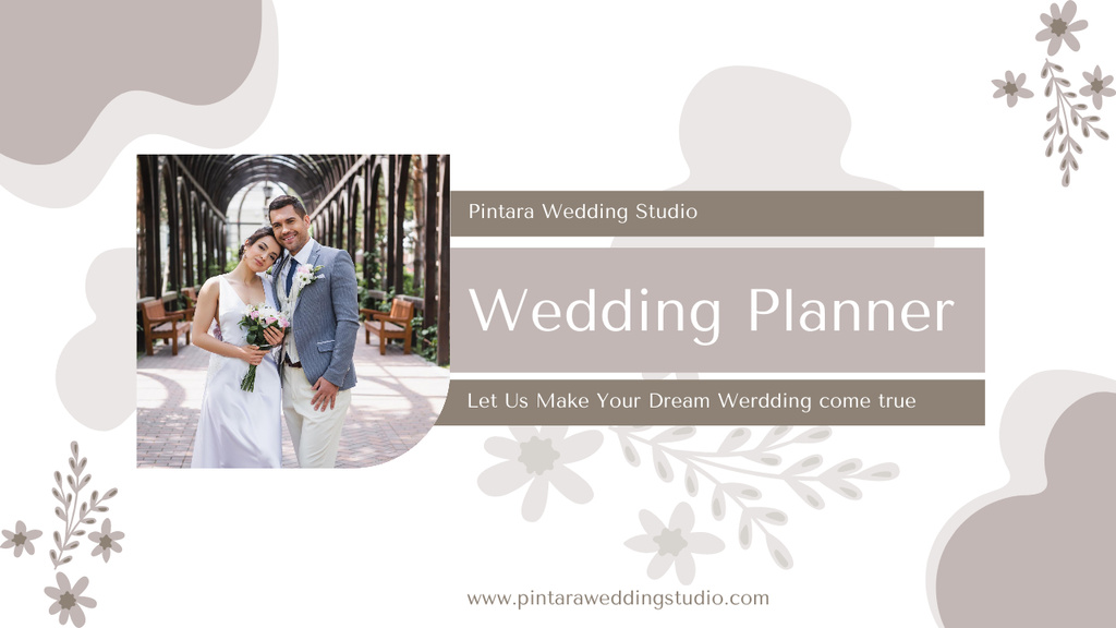 Wedding Planner Agency Offer with Happy Couple Youtube Thumbnail Modelo de Design