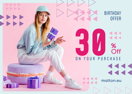 Plantilla de diseño de oferta de cumpleaños chica con regalos en púrpura Card 