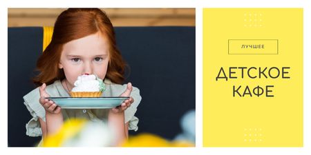 Девушка держит кекс на тарелке Twitter – шаблон для дизайна