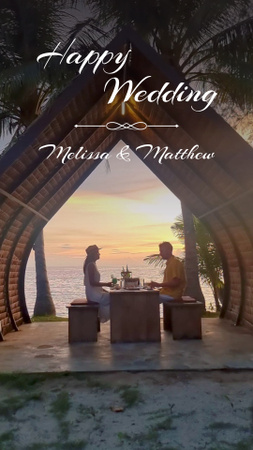 Esküvői köszöntés pár iszik koktélokkal naplementekor TikTok Video tervezősablon