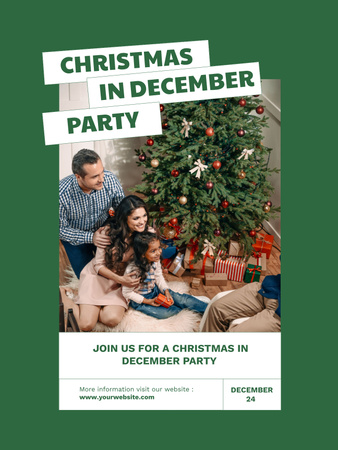 Designvorlage Weihnachtsfeier mit der Familie, die um den Baum lächelt für Poster US
