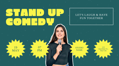 Promoção de show stand-up com mulher sorridente e microfone FB event cover Modelo de Design