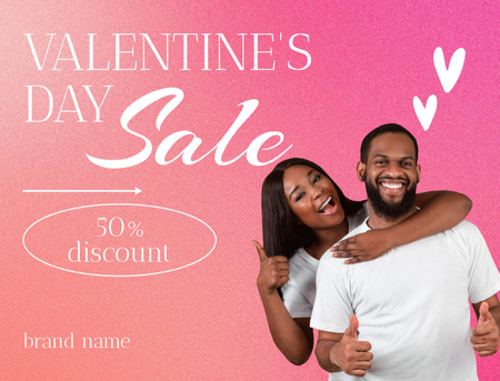Platilla de diseño Valentine's Day Discount Announcement with Happy Couple Postcard 4.2x5.5in