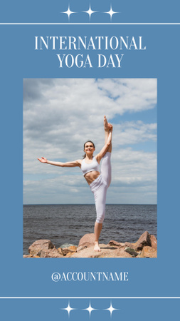 Template di design giovane bella donna che fa yoga sulla spiaggia Instagram Story
