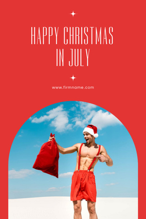 Designvorlage Fröhlicher Mann im Weihnachtsmann-Kostüm, der an einem sonnigen Tag am Strand steht für Postcard 4x6in Vertical