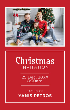 Szablon projektu Przyjęcie bożonarodzeniowe z szczęśliwą rodziną w świątecznym wnętrzu Invitation 4.6x7.2in