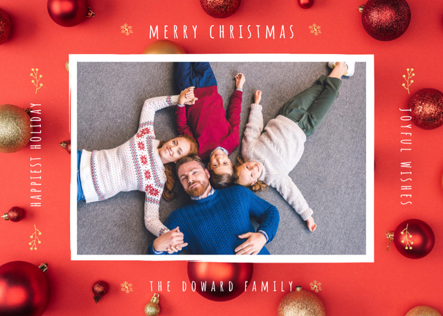 Ontwerpsjabloon van Postcard 5x7in van Heartwarming Christmas Greetings And Family With Baubles In Red