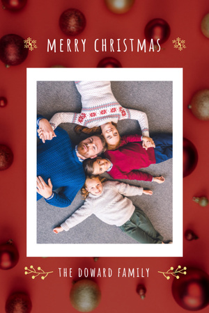 Designvorlage Weihnachtsgruß mit Familienfoto auf Rot für Postcard 4x6in Vertical