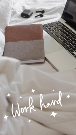 Plantilla de diseño de motivación de trabajo con ordenador portátil en la cama Instagram Video Story 