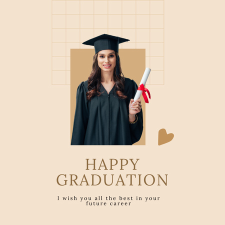 Designvorlage Studentin im Graduierungshut, der Diplom hält für Instagram