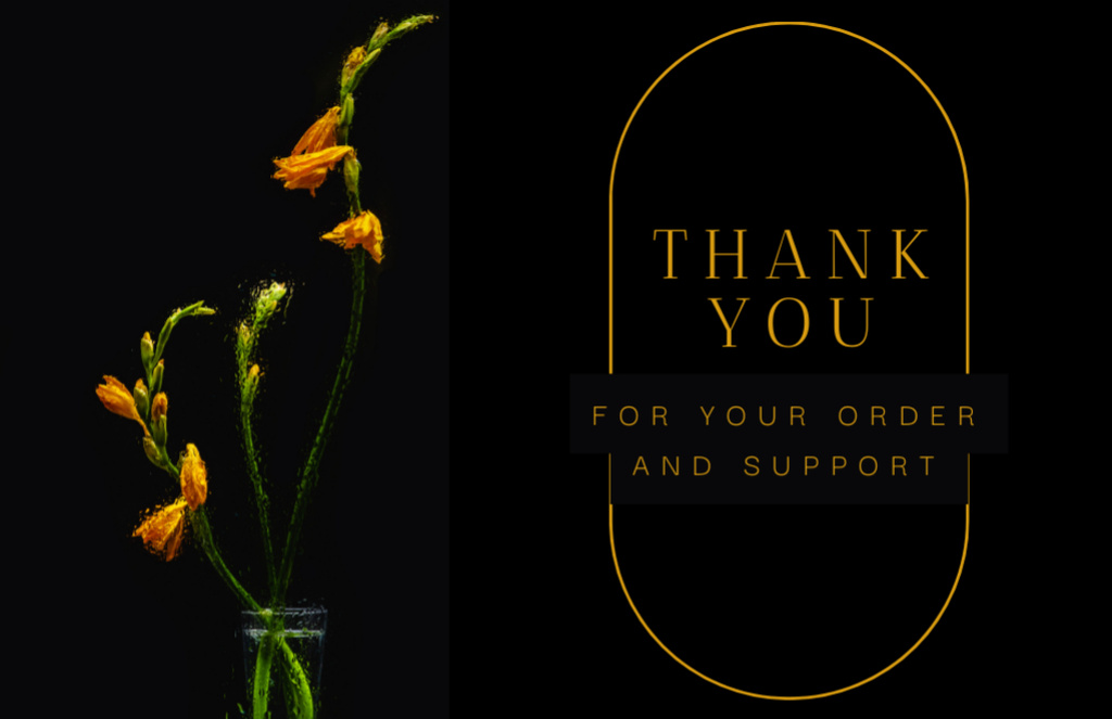 Thank You Message with Orange Flowers in Vase on Black Thank You Card 5.5x8.5in Modelo de Design
