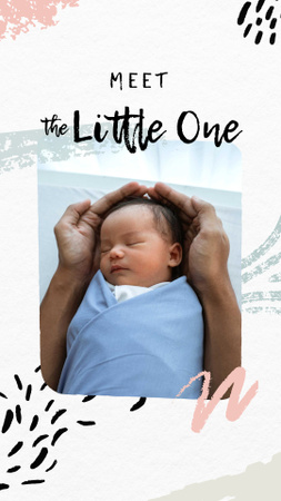 Modèle de visuel Parent holding Cute Newborn Baby - Instagram Story