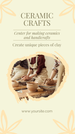 Modèle de visuel Annonce du centre d'artisanat avec des personnes faisant de la poterie - Instagram Story
