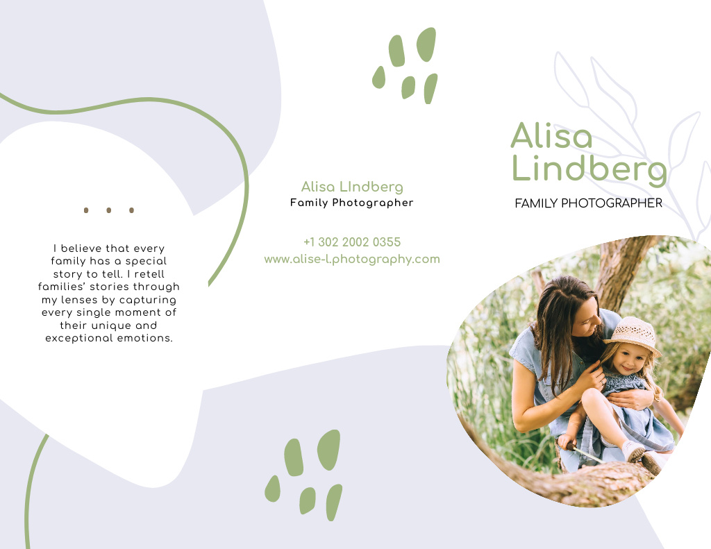 Template di design Family Photographer Offer with Happy Mother and Daughter Brochure 8.5x11in