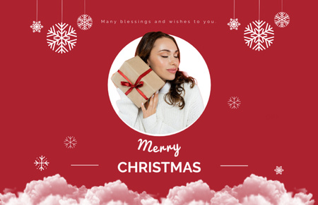 Plantilla de diseño de Deseos de feliz Navidad en rojo con mujer sosteniendo regalo Thank You Card 5.5x8.5in 