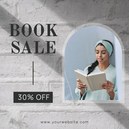 本を読んでいる若い女性の書籍販売広告 Instagramデザインテンプレート
