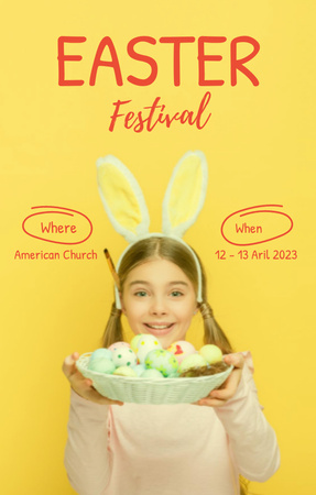 Modèle de visuel Annonce du festival de Pâques avec une fille dans des oreilles de lapin avec des oeufs de Pâques dans une assiette en osier - Invitation 4.6x7.2in