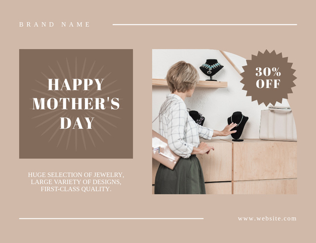 Woman choosing Jewelry on Mother's Day Thank You Card 5.5x4in Horizontal Modelo de Design