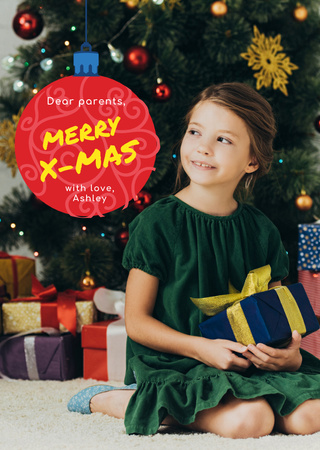 Joulutervehdys pikkutytön kanssa, jolla on lahjoja Postcard A6 Vertical Design Template