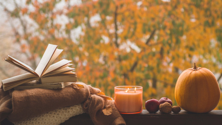 Podzimní nálada s knihou a útulnou svíčkou Zoom Background Šablona návrhu