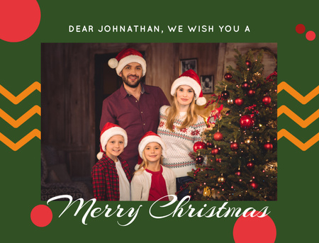 Modèle de visuel Souhaits de Noël incroyables avec la famille en chapeaux de Père Noël - Postcard 4.2x5.5in