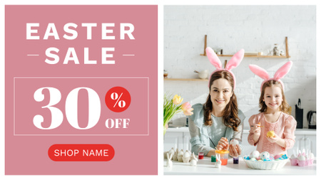 Anúncio de venda de Páscoa com mãe e filho em orelhas de coelho pintando ovos FB event cover Modelo de Design