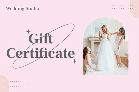 Esküvői stúdió hirdetés boldog gyönyörű menyasszonnyal és koszorúslányokkal Gift Certificate tervezősablon