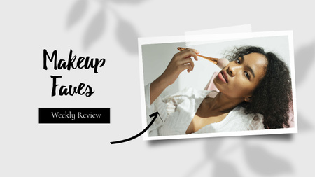 Plantilla de diseño de revisión de maquillaje ad atractiva mujer sosteniendo cepillo Youtube Thumbnail 