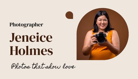Designvorlage Fotograf-Dienstleistungs-Anzeige mit lächelnder Frau, die Kamera hält für Business Card US
