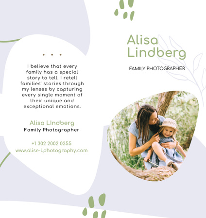 Plantilla de diseño de Oferta de fotógrafo familiar en color pastel Brochure Din Large Bi-fold 