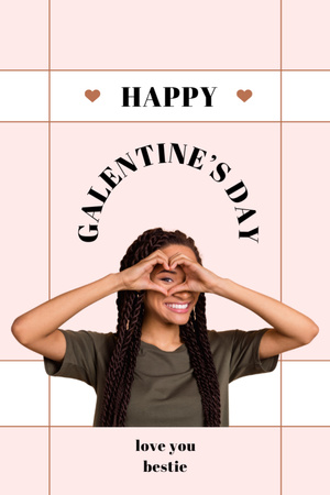 Привітання до Дня святого Валентина з усміхненою жінкою, яка показує серце Postcard 4x6in Vertical – шаблон для дизайну