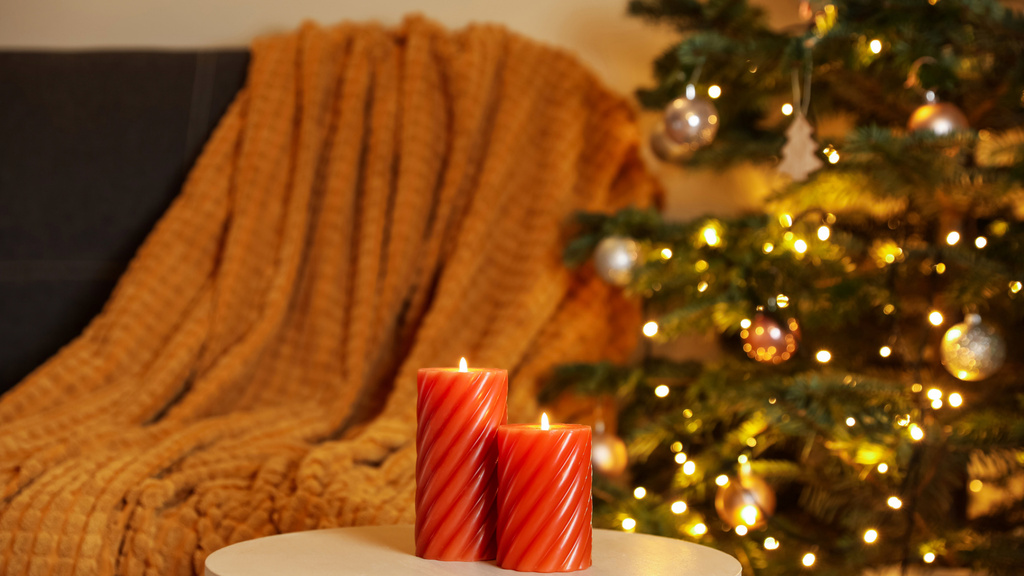 Plantilla de diseño de Cozy Interior with New Year Tree and Candles Zoom Background 