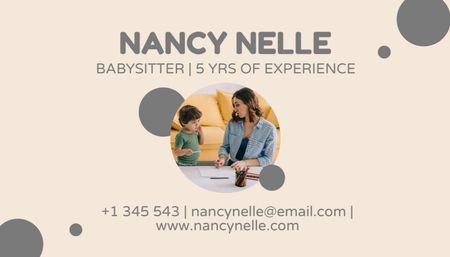 Template di design Offerta di servizio di babysitter con esperienza Business Card US