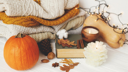 Clima aconchegante de outono com roupas quentes e livro Zoom Background Modelo de Design