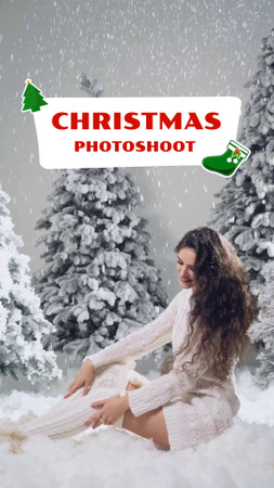 Ontwerpsjabloon van TikTok Video van Aanbieding van een kerstfotoshoot met een vrouw die poseert in de sneeuw