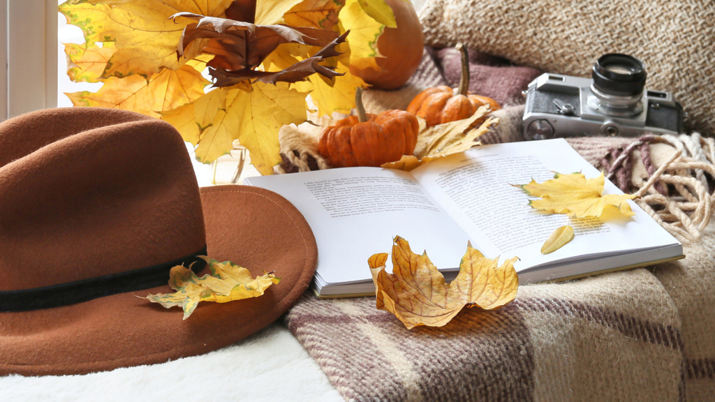 Cozy Autumn Mood with Hat and Camera Zoom Background Modelo de Design