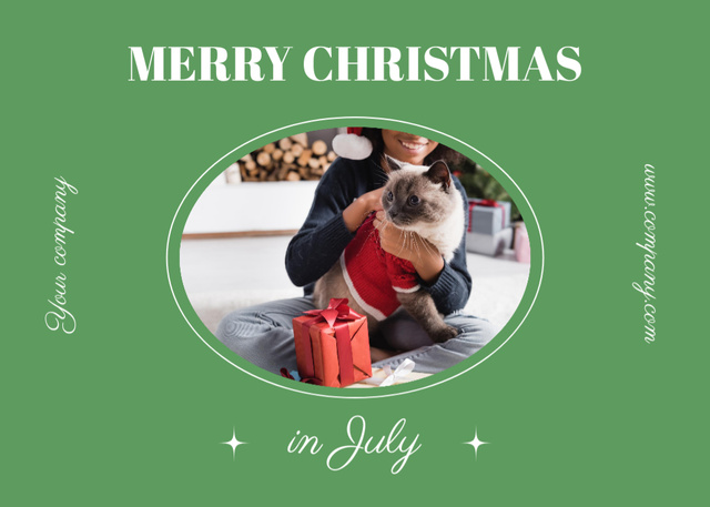 Plantilla de diseño de Christmas in July Greeting with Cat In Green Postcard 5x7in 